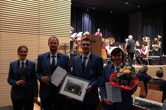 Die stellvertretende Vorsitzende Leonie Kaiser ehrte Alexander Dannull (silberne Ehrennadel für 25 Jahre Musizieren im Blasmusikverband ...