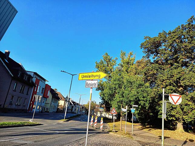 Anwohner des Rietviertels fahren über die Niedere Straße ein.