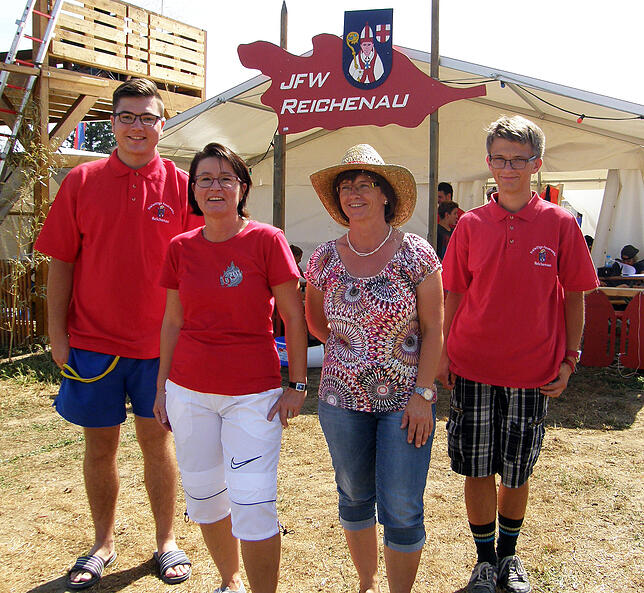 Sie finden den Zusammenhalt und den Teamgeist in der Feuerwehr und deren Jugend sehr gut: Die Reichenauer (von links) Joshua und ...