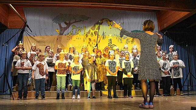 Die älteren Kinder des Kinderchores Binzgen führen das Musical „Tuishi pamoja – eine Freundschaft in der Savanne“ auf. Am zweiten Tag ...