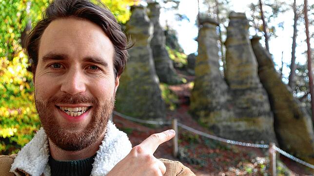 SÜDKURIER-Redakteur Cian Hartung vor den Sieben Churfirsten.
