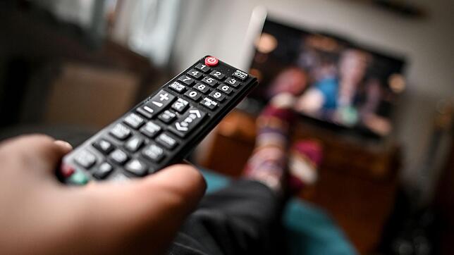 Bald kann man das Kabelfernsehen nicht über die Nebenkosten laufen lassen. Was das für Bürgergeld-Empfänger bedeutet.