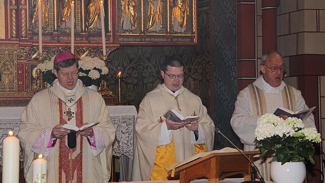 Sein silbernes Priesterjubiläum feiert in Löffingen Erzabt Tutilo Burger (Mitte) mit seinem Bruder Erzbischof Stephan Burger (links) und ...
