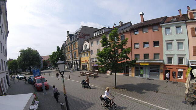 Lachsfarbener Stein des Anstoßes: Zieht nach dem geplanten Abriss und Neubau in der Kreuzlinger Straße 14 und 16 ein Drogeriemarkt ein, ...