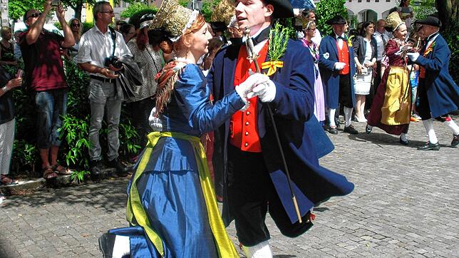 Aus Trachtenkindern werden Trachtenfrauen: Sophia Munk und Benedikt Kitt tanzen seit vier Jahren zusammen die Maidlinstänze, dieses Bild ...
