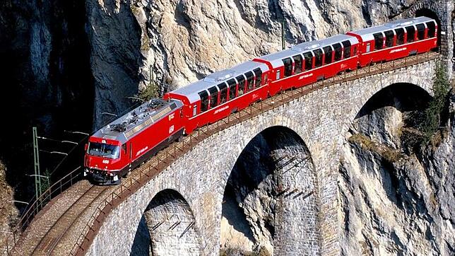 Spektakuläre Bahnstrecke: Der Bernina Express der Rhätischen Bahn fährt durch 55 Tunnel und über fast 196 Brücken.