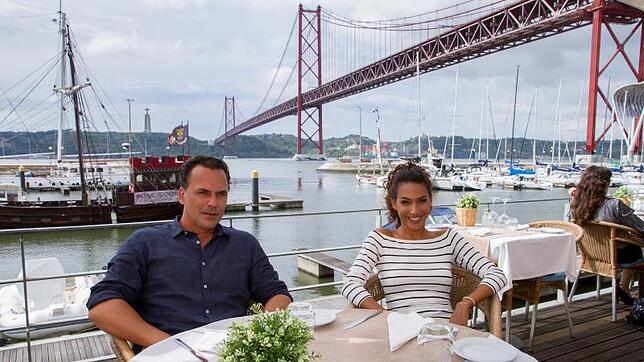 Auf der Reise nach Lissabon sind Stefan (Marcus Grüsser) und Laura (Amy Mußul) zum ersten Mal als Vater und Tochter unterwegs. Bild: zdf
