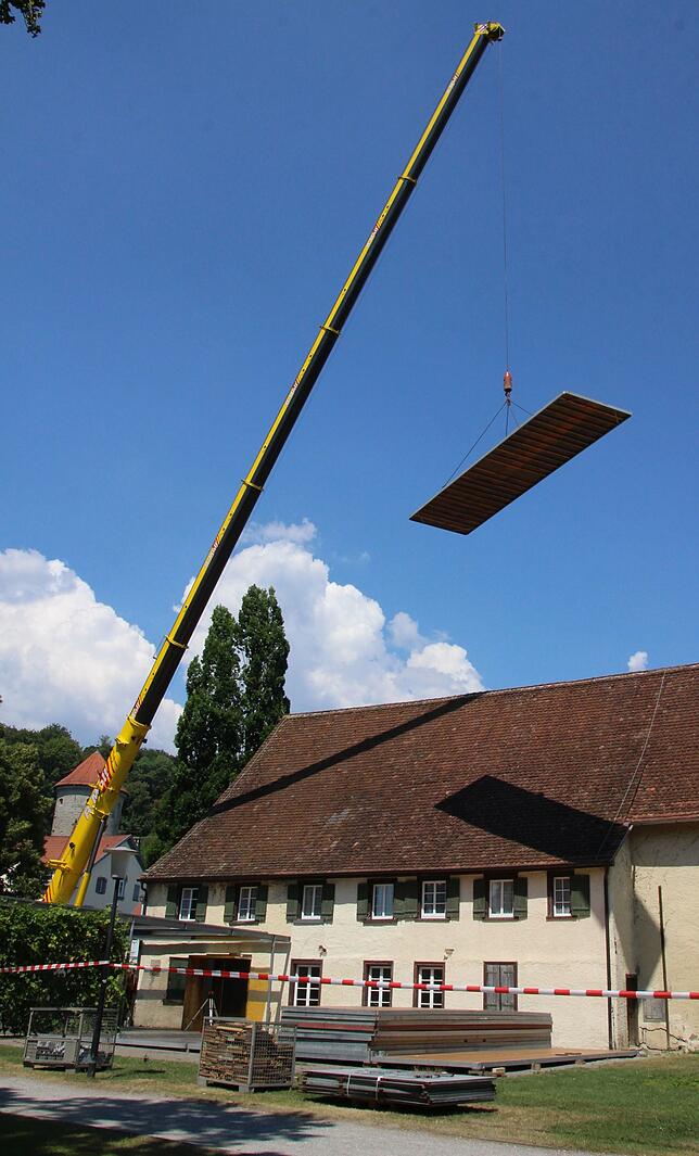 Auf den Tribünenelementen wird der Kulturpavillon errichtet, der in diesem Jahr die Kapuzinerkirche als Veranstaltungsort ersetzt. Sie ...