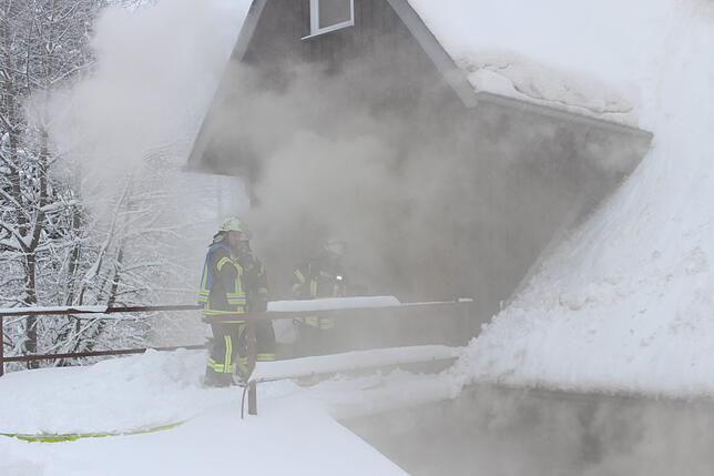 Bild 18: Feuerwehr kann Hof "Im Grund" nicht mehr retten - Sehen Sie hier die Bilder vom Einsatz