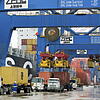 Container werden im Hafen von Santos, Brasilien, verladen. Zum Mercosur gehören Argentinien, Brasilien, Paraguay und Uruguay. Zusammen ...
