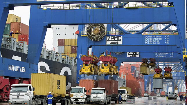 Container werden im Hafen von Santos, Brasilien, verladen. Zum Mercosur gehören Argentinien, Brasilien, Paraguay und Uruguay. Zusammen ...