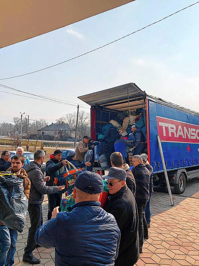 Bild 7: Mit dem Mühlinger Hilfsgüterkonvoi unterwegs in die Ukraine: Bilder von der Fahrt und dem Entladen