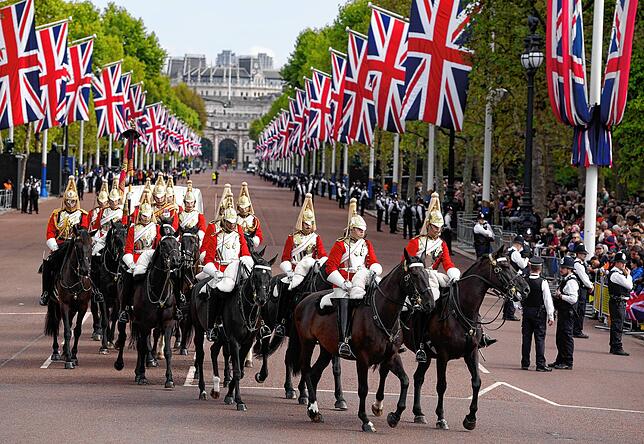 Mitglieder der Household Cavalry reiten entlang der Strecke vor der Prozession des Kanonenwagens, der den Sarg von Königin Elizabeth II. ...
