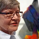 Christa Lörcher mit dem Schal in der Vitrine der Ausstellung &bdquo;Wie tickt Villingen-Schwenningen&ldquo;, der die couragierte ...