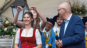 Melina Bachleitner aus Hagnau wird von der Badischen Weinkönigin Tina Glur zur neuen Bodensee-Weinprinzessin gekrönt – in Anwesenheit ...