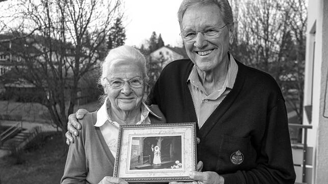 (Archivbild) 2019 entstand dieses Bild von Rudi Geiger und seiner Frau Gisi. Sie halten ein Bild von ihrer Hochzeit im Jahr 1965.