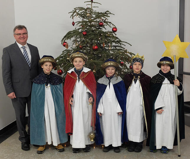 Die Sternsinger werden von Oberbürgermeister Andreas Brand (von links) im Häfler Rathaus begrüßt: Jeffry, Ferdinand, Antonia, Luca und ...