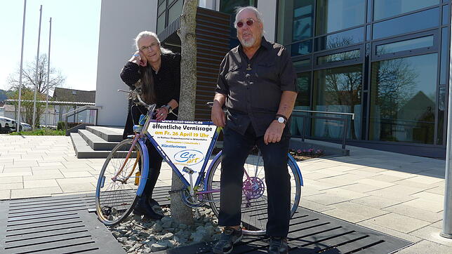 Mit einem von Peter Hutschenreuter gestalteten Fahrrad werben die Mitorganisatoren Petra Kolossa und Walter Steenblock für die Ausstellung.