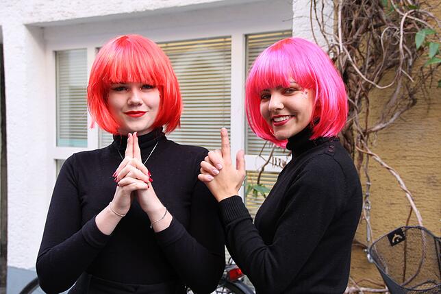 Pink, schwarz und cool: Hannah und Julia posen in der Niederburg. Als was? Das wissen sie selbst nicht so genau.
