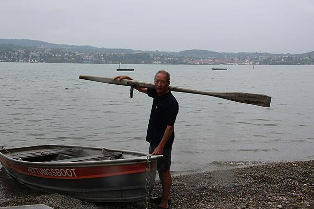 Nach getaner Arbeit bringt der Fachangestellte für Bäderbetriebe das Rettungsboot an Land und verstaut die Ruder im Häuschen.