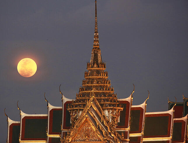 31.01.2018, Thailand, Bangkok: Ein Supermond steht hinter dem Großen Palast am Himmel. Foto: Sakchai Lalit/AP/dpa +++ dpa-Bildfunk +++