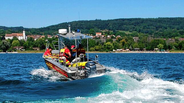 Ein DLRG-Rettungsboot fährt bei einer Übung über den See (Symbolbild).