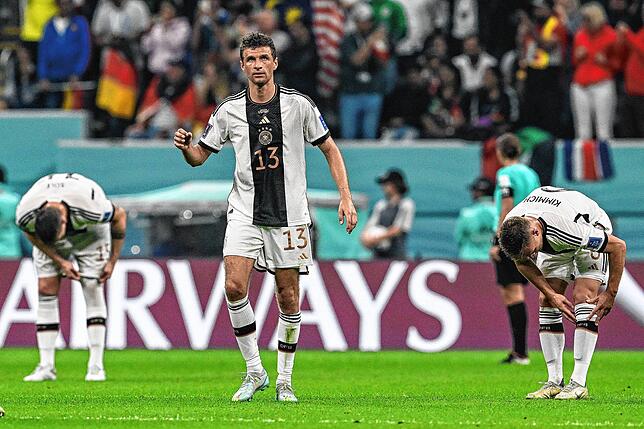 Thomas Müller (M) steht mit Niklas Süle (l) und Joshua Kimmich nach dem Ausgleichstreffer auf dem Platz.