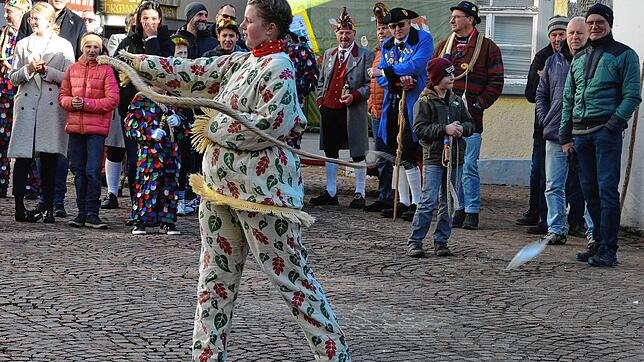 Auch Franziska Rick, frisch gekürte Karbatschen-Weltmeisterin, nimmt am Preisschnellen der Narrenzunft im Hof des Bischofschlosses teil. ...