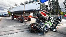Aufsehenerregender Unfall am Donnerstagnachmittag: Ein Traktor ist umgekippt.