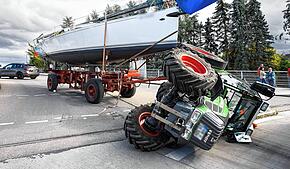 Aufsehenerregender Unfall am Donnerstagnachmittag: Ein Traktor ist umgekippt.