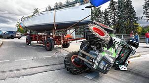 Aufsehenerregender Unfall am Donnerstagnachmittag: Ein Traktor ist umgekippt.