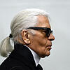 ARCHIV - 14.02.2014, Nordrhein-Westfalen, Essen: Modedesigner Karl Lagerfeld geht im Museum Folkwang durch eine Ausstellung. Der ...