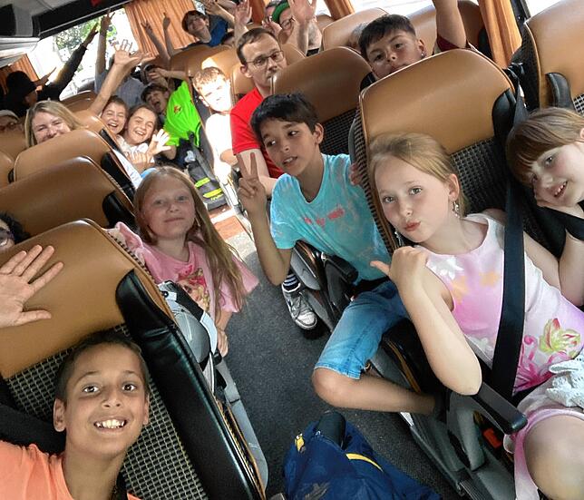 Gute Laune im Bus auf der Fahrt nach Stuttgart: Natürlich sind auch Lehrer, Eltern und Geschwister an dem großen Tag dabei.