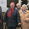 Alois Jäger, Irene Lange, Inge Pendzialek, Gertrud Skwirawaski und Rita Kluß (von links) sind sauer: Die Bushaltestelle bei der ...