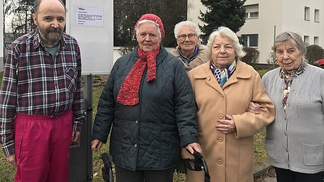 Alois Jäger, Irene Lange, Inge Pendzialek, Gertrud Skwirawaski und Rita Kluß (von links) sind sauer: Die Bushaltestelle bei der ...