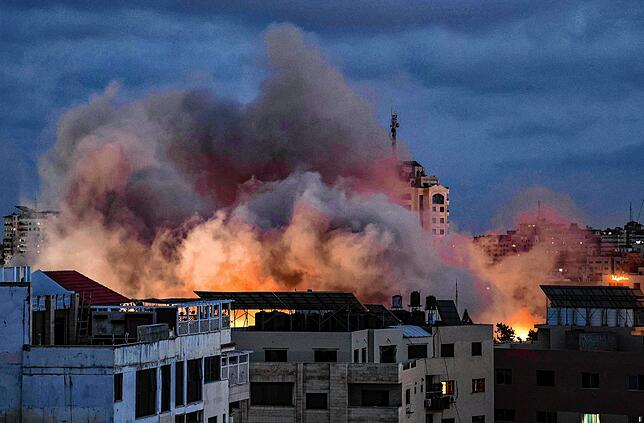 Rauch steigt nach einem israelischen Luftangriff über einem Gebäude in Gaza Stadt auf.
