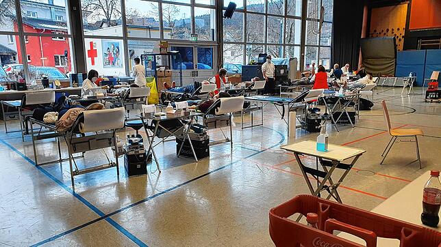 Rund 150 Blutspender hatten sich zur Blutspende in der Gurtweiler Gemeindehalle angemeldet.