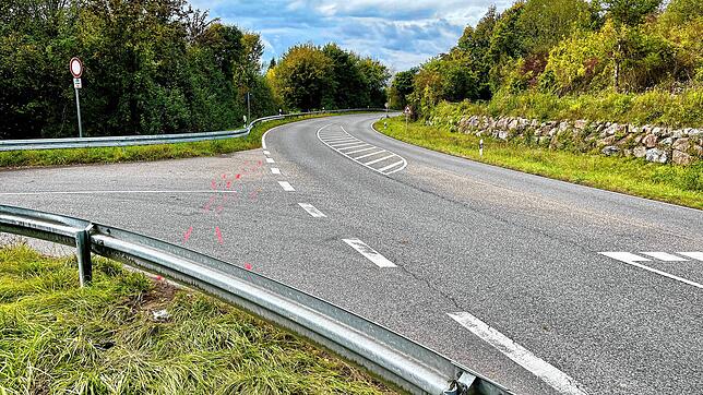 Die Markierungen auf der Fahrbahn zeigen, wie das Motorrad von der Straße abkam und gegen die Leitplanke prallte.