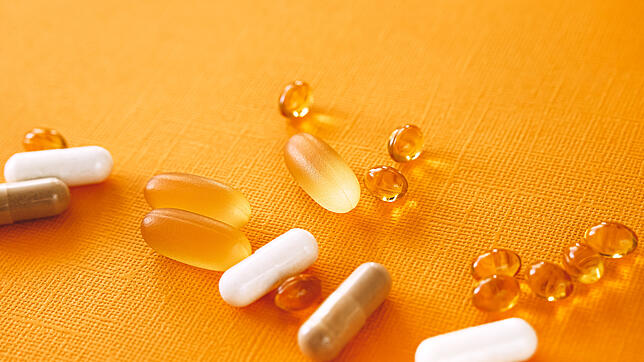 Gängige Vitamin-D-Präparate starten mit 2000 IE am Tag. Ist das zu viel?
