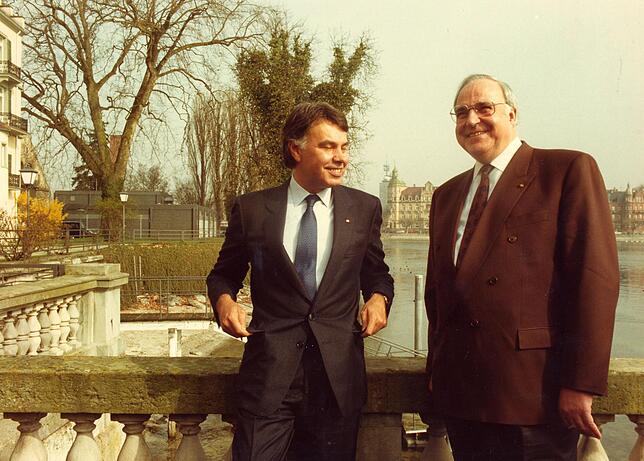 Kohl Konstanz 1990 Bundeskanzler Helmut Kohl und der spanische Ministerpräsident Felipe Gonzales in Konstanz, am Bodenseeufer des Inselhotels.