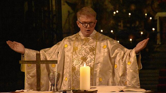 Pfarrer Bernd Walter in der Christmette am Heiligen Abend während der Eucharestiefeier im Überlinger Nikolaus-Münster. Die Christmette ...