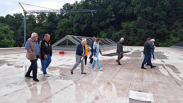 Die Pfützen auf dem neu gedämmten Dach der Seebodenhalle schaden nicht, denn die Folien sind dicht verschweißt. Es kommt kein Wasser in ...