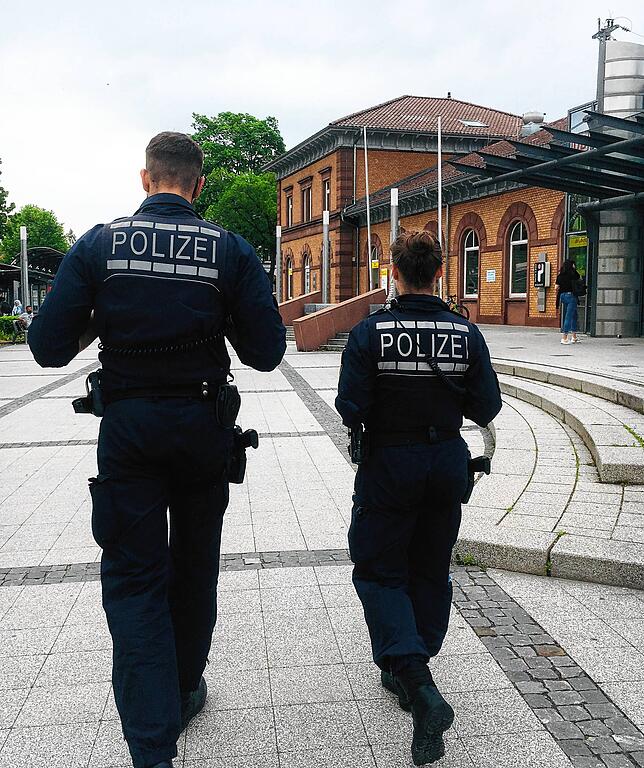 Polizeistreifen wie hier am Villinger Bahnhof sind derzeit verstärkt unterwegs, um die Einhaltung der Corona-Verordnungen der ...