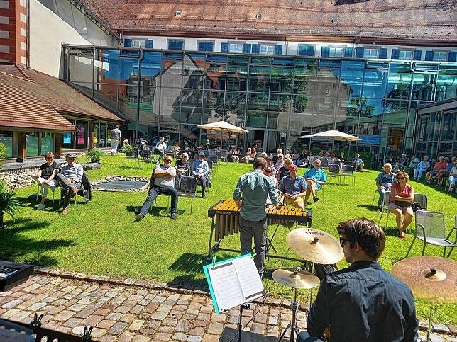 Joe Kenney ist ein Meister am Vibraphon, er spielt seit vielen Jahren im Sinfonieorchester Villingen-Schwenningen mit und unterrichtet ...