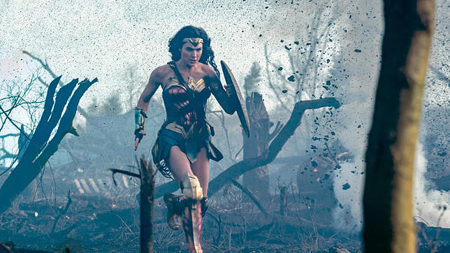 Gal Gadot als Wonder Woman rennt in einer Szene des gleichnamigen Films über ein Schlachtfeld. Die Comic-Verfilmung kommt am 15. Juni ...