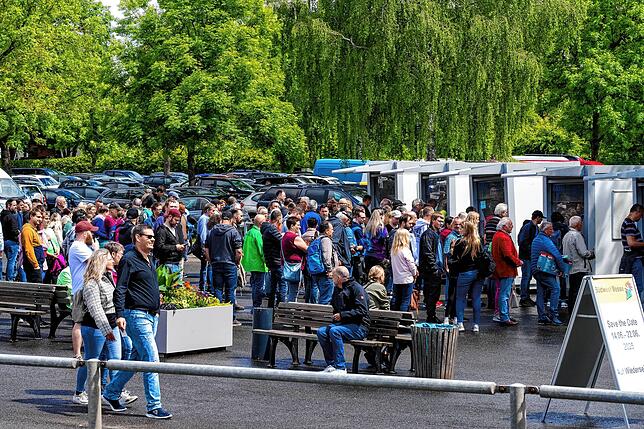 Den größten Stau gibt es am Eingang des Messegeländes: Hier bilden sich lange Schlangen.
