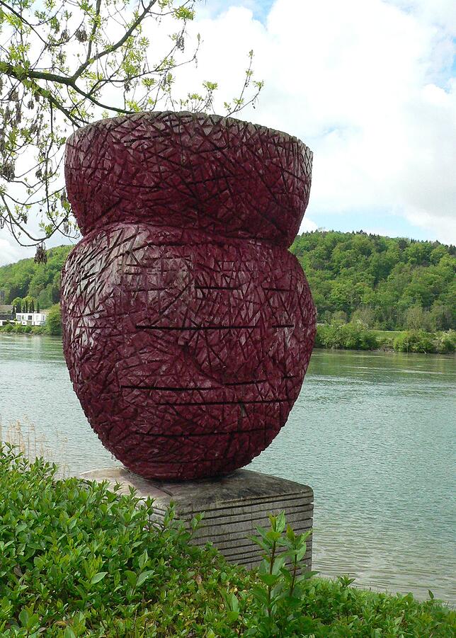 Amphore beim Pappelskulpturenweg am Rhein in Waldshut.