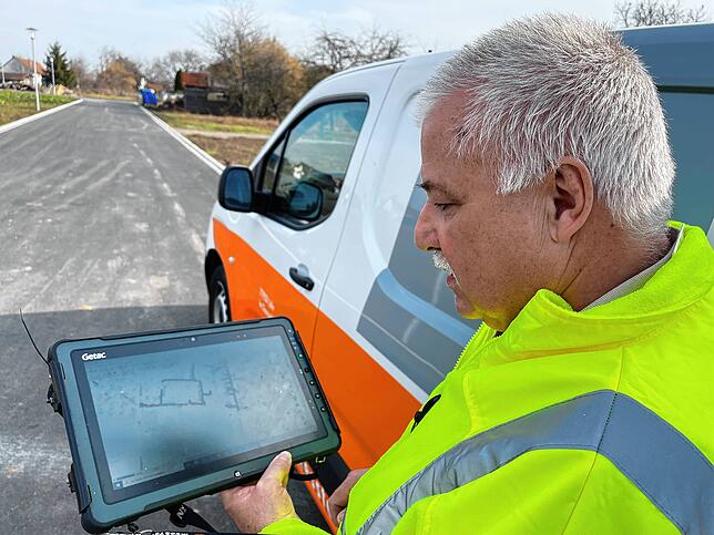 Sein Tablet ist eine wichtige Unterstützung. Es dokumentiert, wo er war und eventuelle Mängel können hier mit genauer Ortsangabe ...