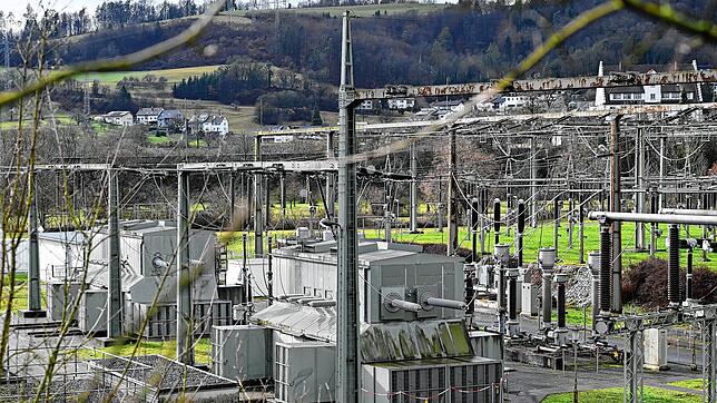 Die beiden alten Transformatoren (links unten) werden noch in diesem Jahr durch zwei neue Trafos ersetzt. Bild: Scheuble