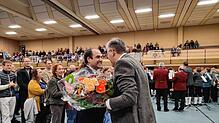 Ozan Topcuogullari bleibt Bürgermeister von Klettgau. Hier gratuliert Landrat Martin Kistler.